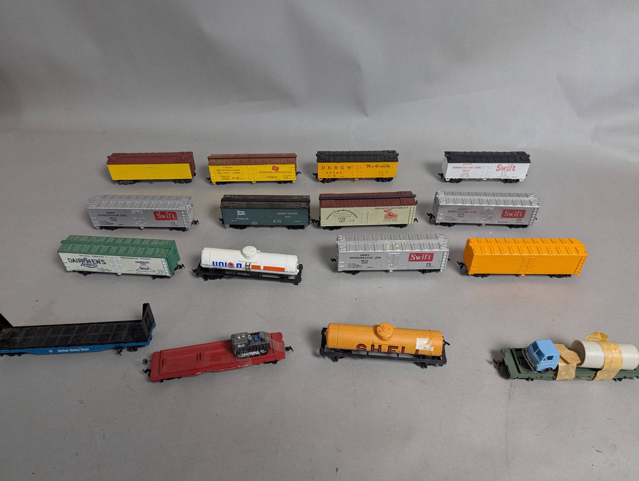 16 HO Mantua Train Railroad Cars 