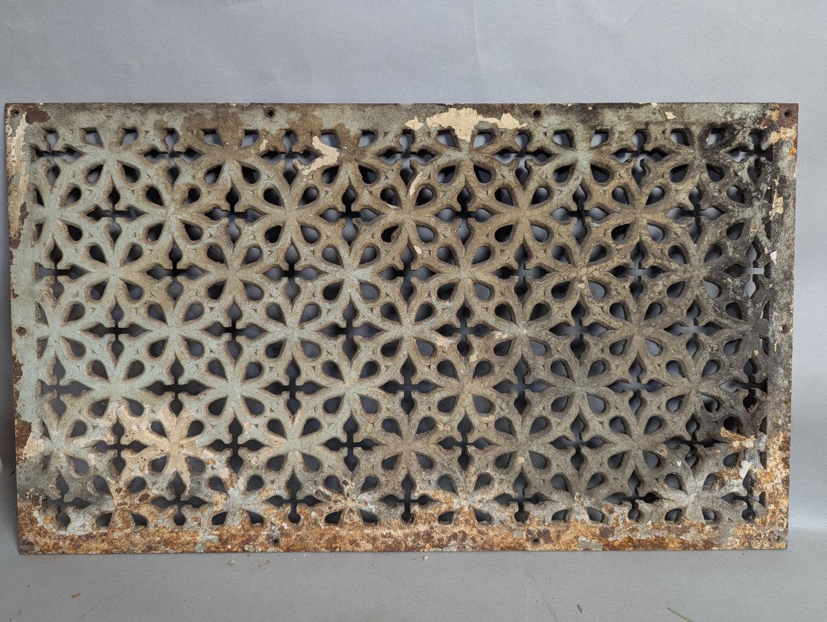 Stunning Antique Victorian Cast Iron Grate with Gothic Design