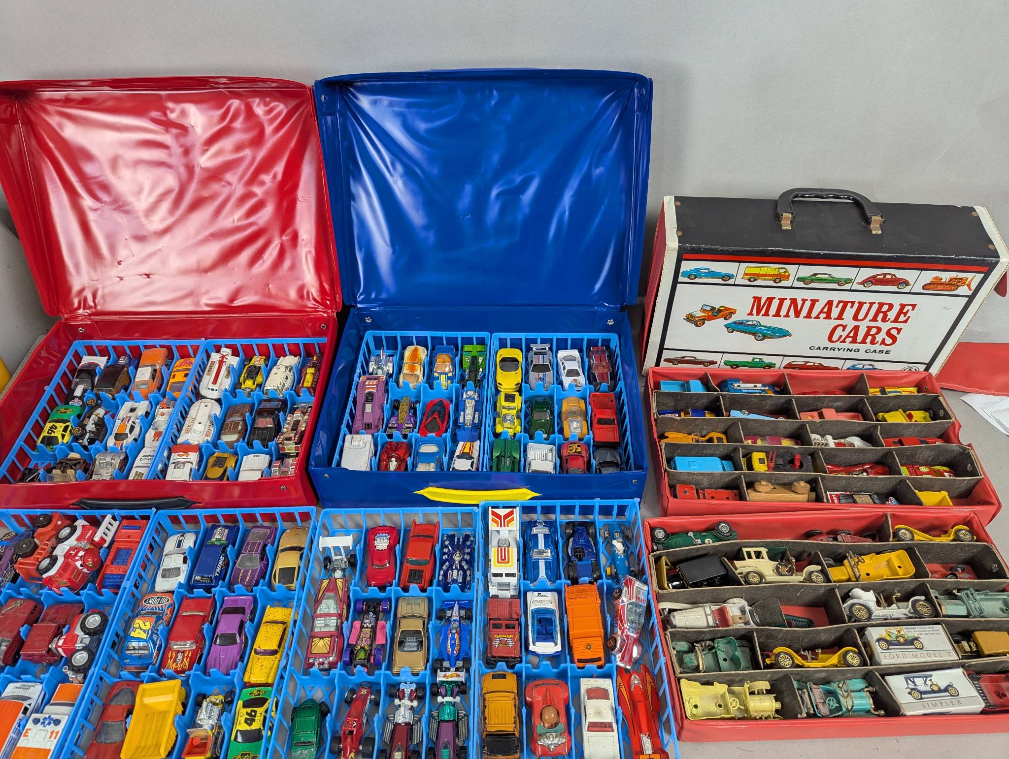 134 Matchbox Hot Wheels Die Cast Cars in Cases