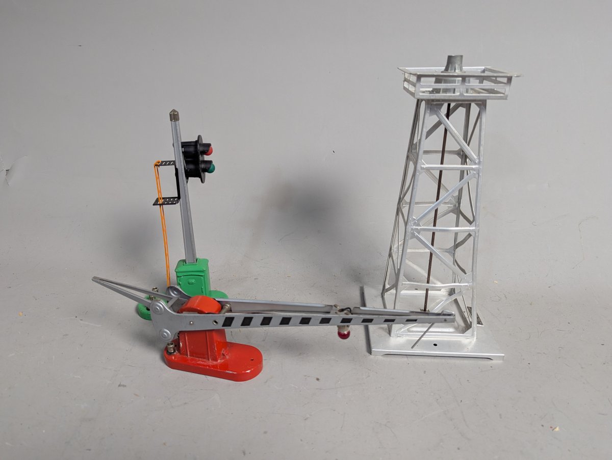 Lionel Vintage O-Gauge 394 Rotating Beacon Tower 152 Crossing Gate 153 Block Signal Set